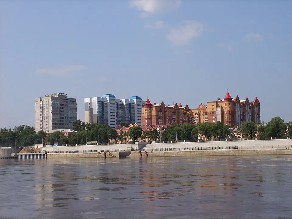 Куда поехать в Амурской области: набережная Благовещенска, река Амур и городская застройка
