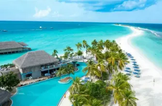 Отдых на Мальдивах в виллах над водой с бирюзовой лагуной и тропическими пальмами