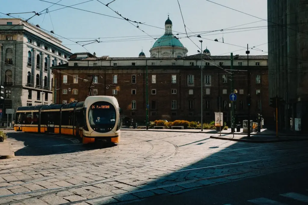 Городской трамвай — пример того, как передвигаться по Италии на общественном транспорте
