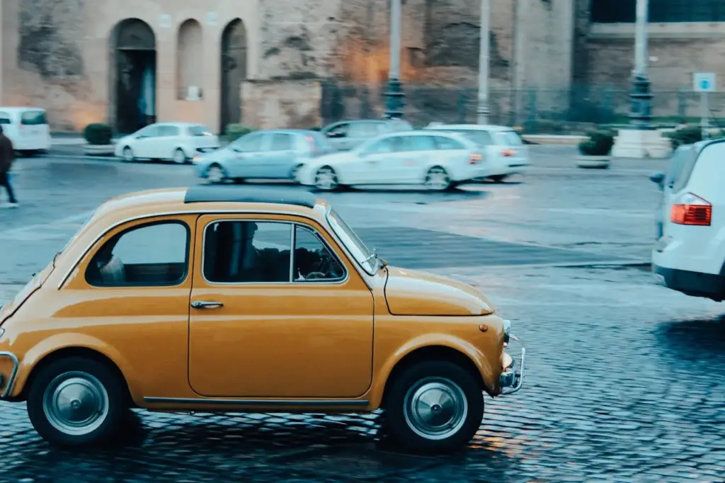 Классический автомобиль на улицах Италии — пример аренды авто для передвижения по стране