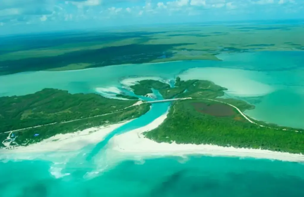 Достопримечательности Мексики и природные достопримечательности — заповедник Сиан-Каан с тропическими мангровыми лесами и лагунами