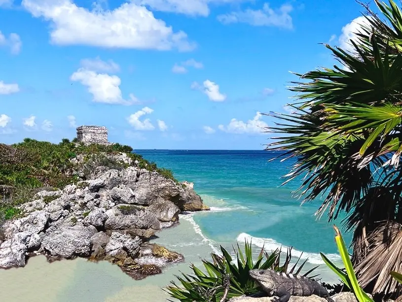 Отдых в Мексике: что посмотреть и где понежиться на пляже — вид на древние руины Тулума и Карибское море
