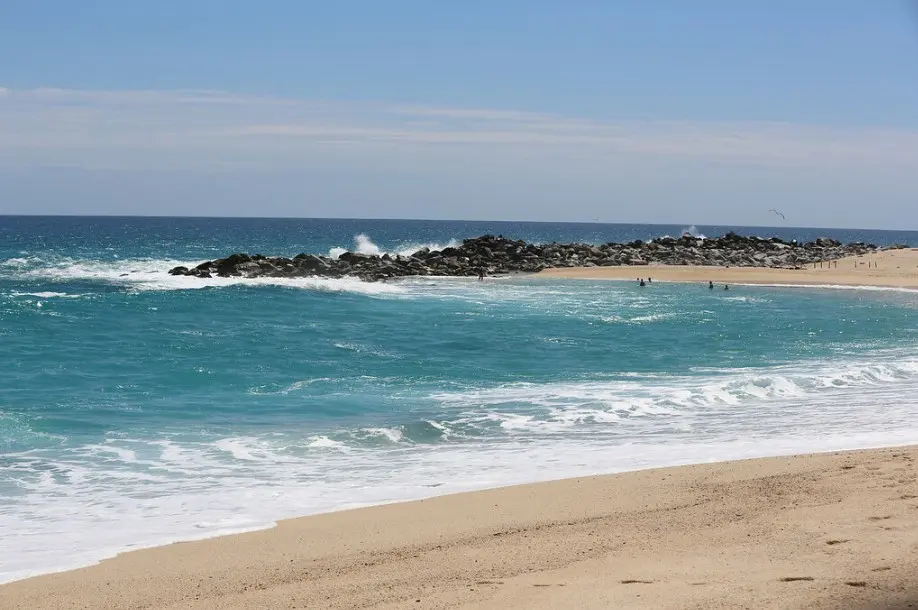 Лучшие морские курорты и Тихоокеанское побережье и Лос-Кабос — пляж с сильными волнами и скалами на берегу