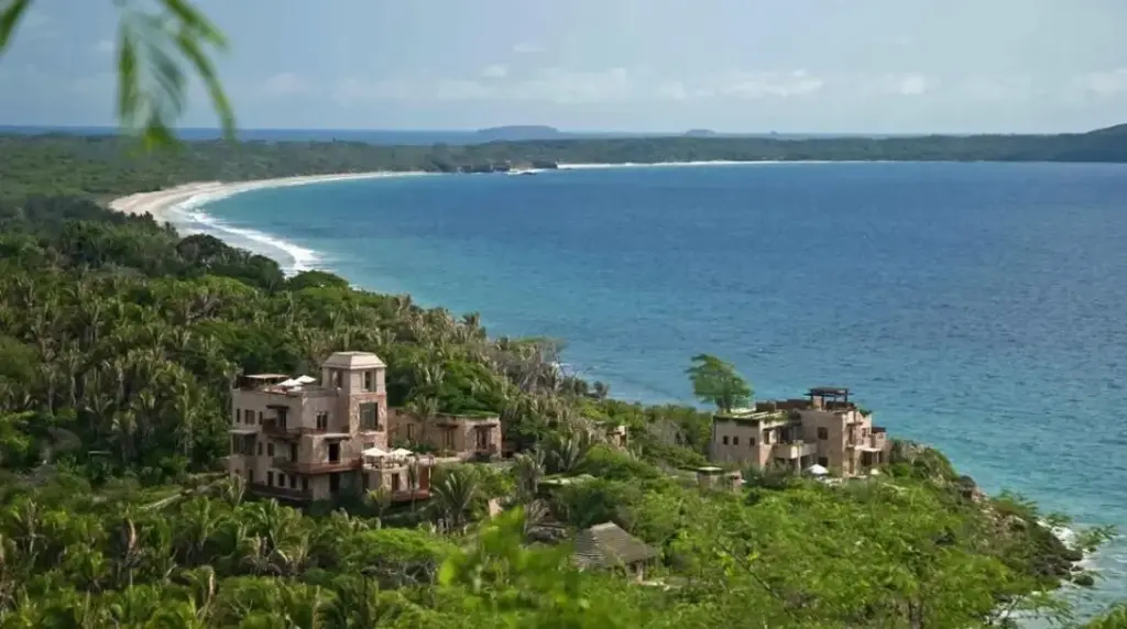 Лучшие морские курорты и Тихоокеанское побережье и Пуэрто-Вальярта — вид на зелёные холмы и тихие пляжи у лазурного океана