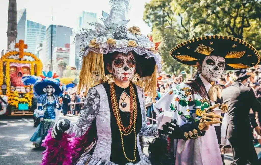 Отдых в Мексике: что посмотреть и праздники и традиции — День мёртвых с яркими масками и символикой