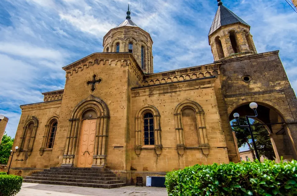 Что посмотреть в Дербенте за 1 день и практические советы для поездки в Дербент на один день — храмовое здание в историческом центре города