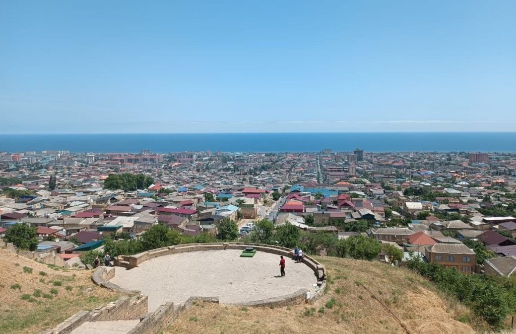 Вид на Дербент и Каспийское море со смотровой площадки крепости Нарын-Кала — что посмотреть в Дербенте за 1 день