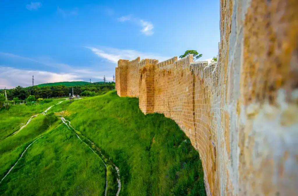 Стены Дербентской крепости Нарын-Кала — древние оборонительные сооружения города Дербент