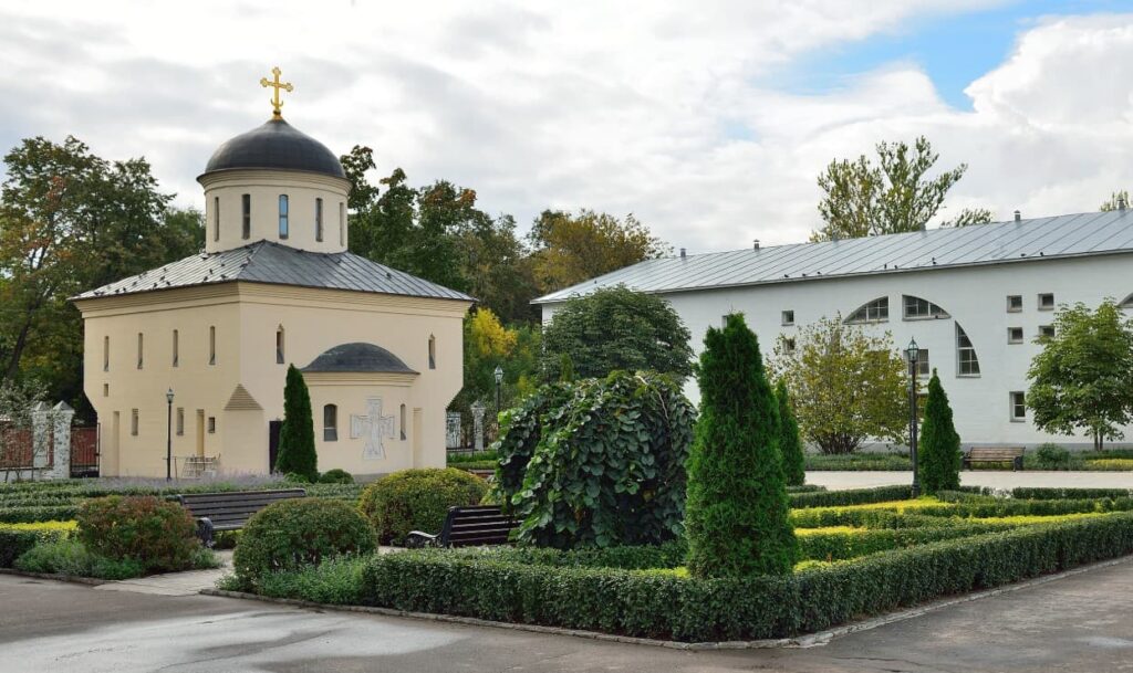 Достопримечательности Москвы: что посмотреть и где погулять — Петровский парк и церковь Благовещения