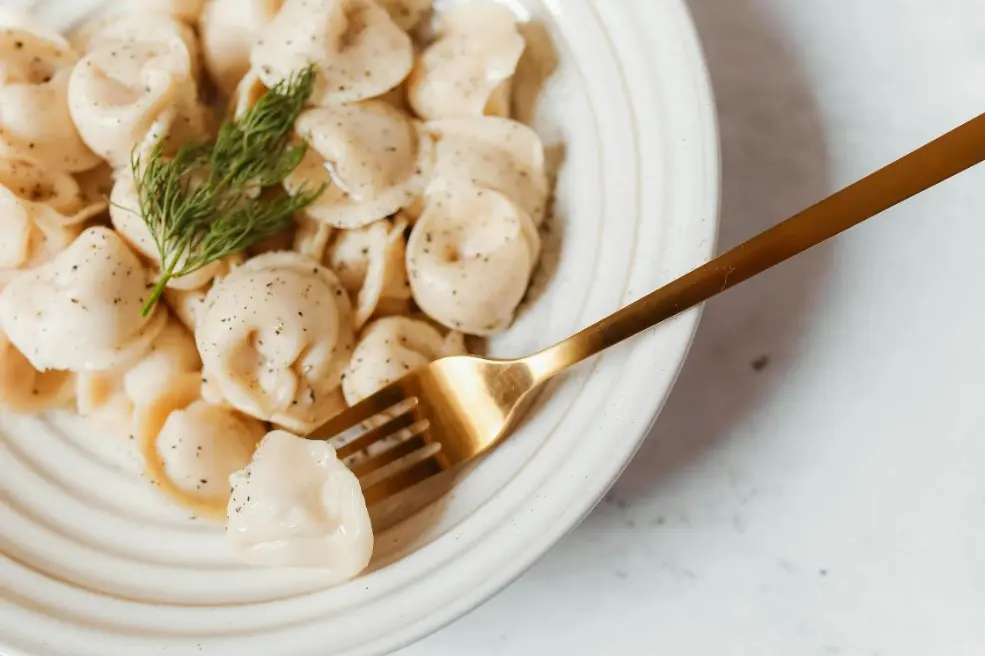 Где поесть в Москве и русская традиционная кухня — пельмени с укропом в классической подаче