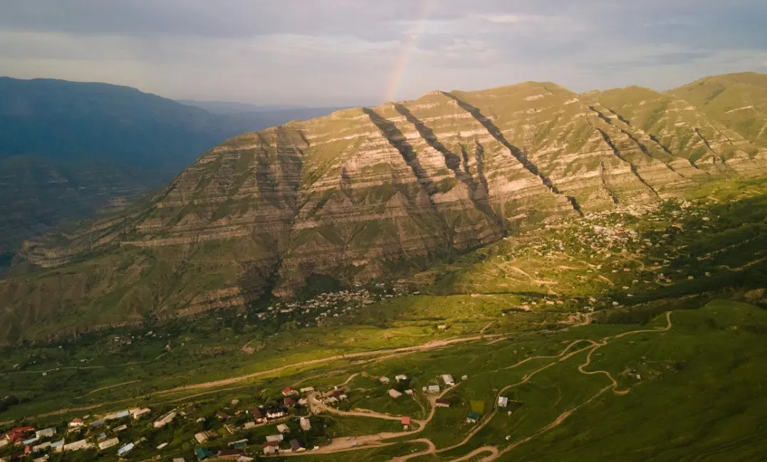 Готовый туристический маршрут по Дагестану с горным плато, селами в долине и панорамным видом на хребты