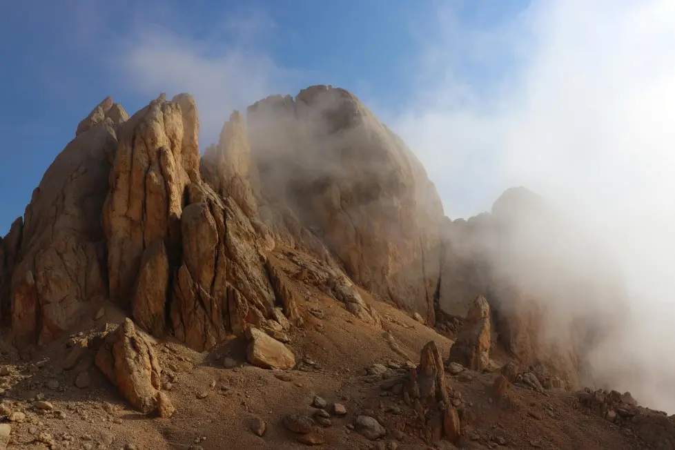 Готовый туристический маршрут по Дагестану с горными скалами и туманом в высокогорье