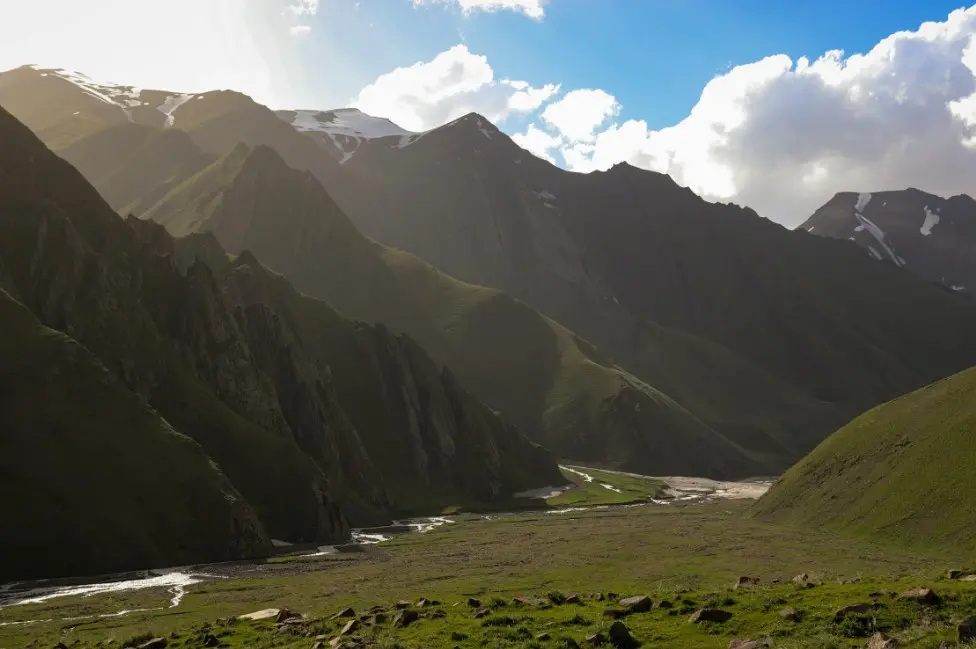 Готовый туристический маршрут по Дагестану с горной долиной, рекой и высокогорными пейзажами