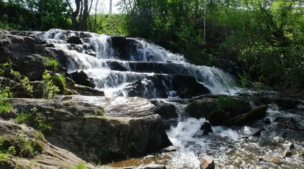 Куда поехать из Екатеринбурга — Гилевские водопады в лесной части Свердловской области