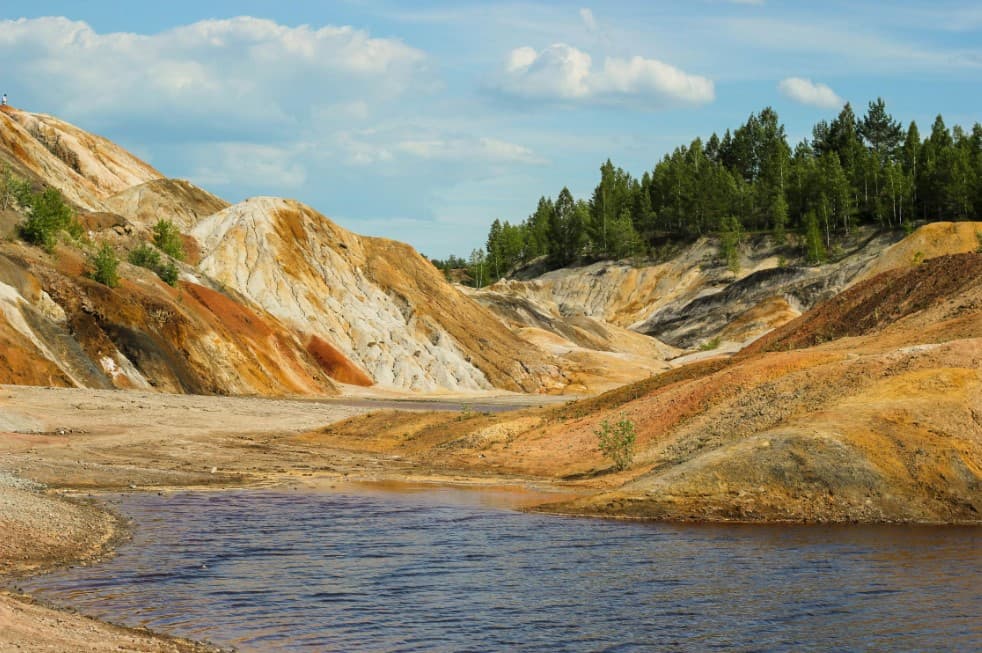 Куда поехать из Екатеринбурга — природные пейзажи Урала с холмами и рекой