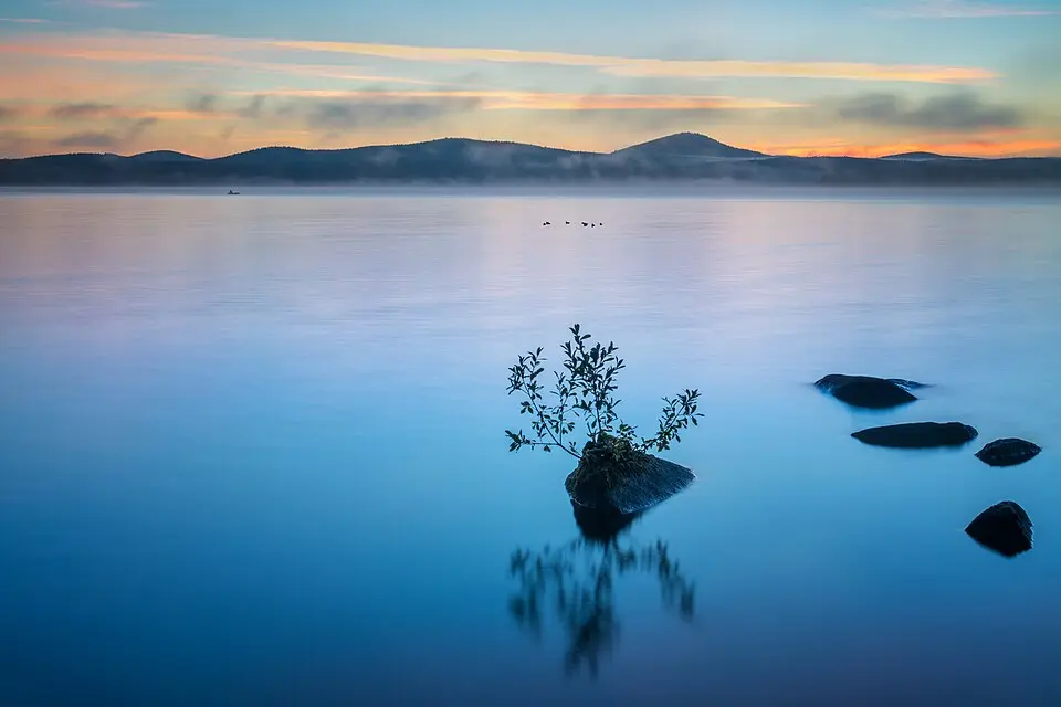 Куда поехать из Екатеринбурга — озеро Таватуй с красивыми береговыми пейзажами