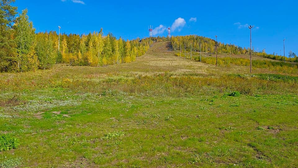 Куда поехать из Екатеринбурга — гора Волчиха с панорамным видом на лесные хребты
