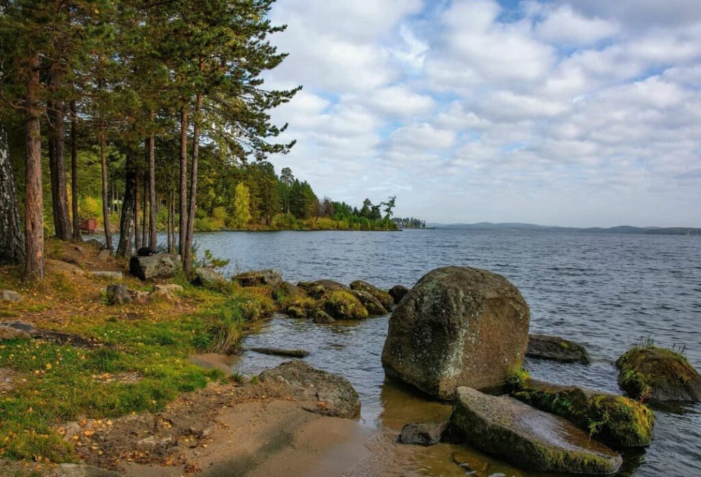 Куда поехать из Екатеринбурга — озеро Таватуй с красивыми береговыми пейзажами