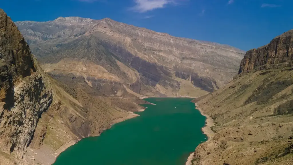 Природные места Дагестана — горное озеро в глубоком ущелье среди скал и хребтов