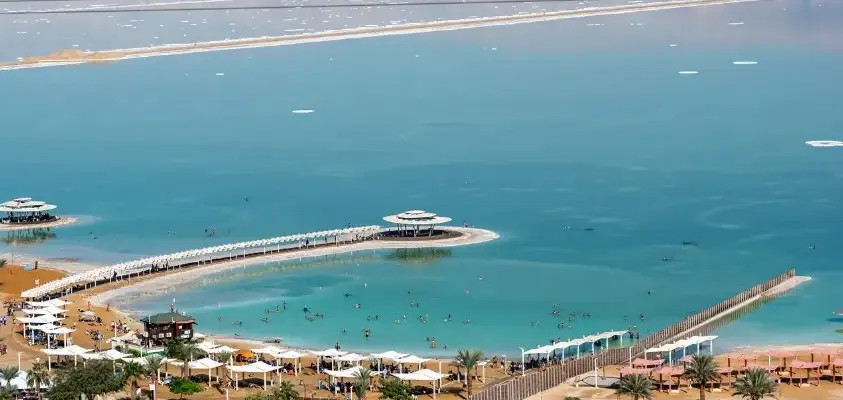 Багаж и ручная клад на рейсах туроператоров: вид на море и курортное побережье