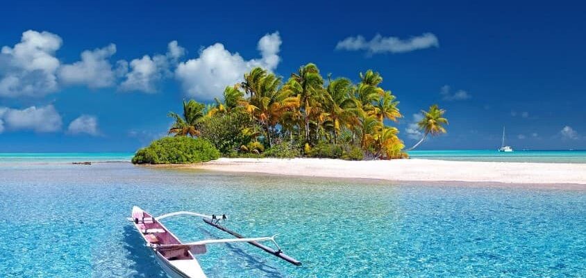 Чартерные и регулярные рейсы: что выбрать для тура — тропический остров и лодка в бирюзовой лагуне, символ выбора формата перелёта на отдых.