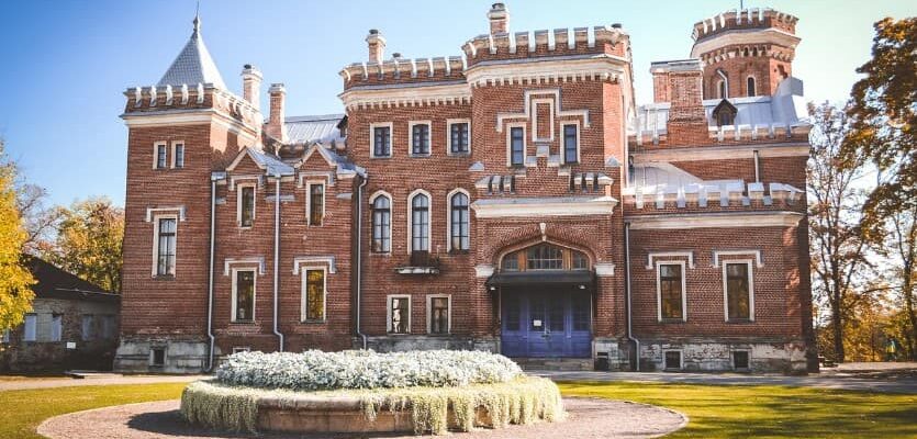 Что делать, если собрались на экскурсию, а погода испортилась: краснокирпичный дворец с башнями и фонтаном во дворе