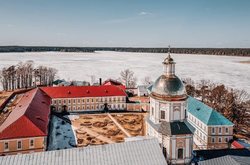 Что делать, если собрались на экскурсию, а погода испортилась: монастырский комплекс с купольным храмом у замёрзшего озера, вид сверху