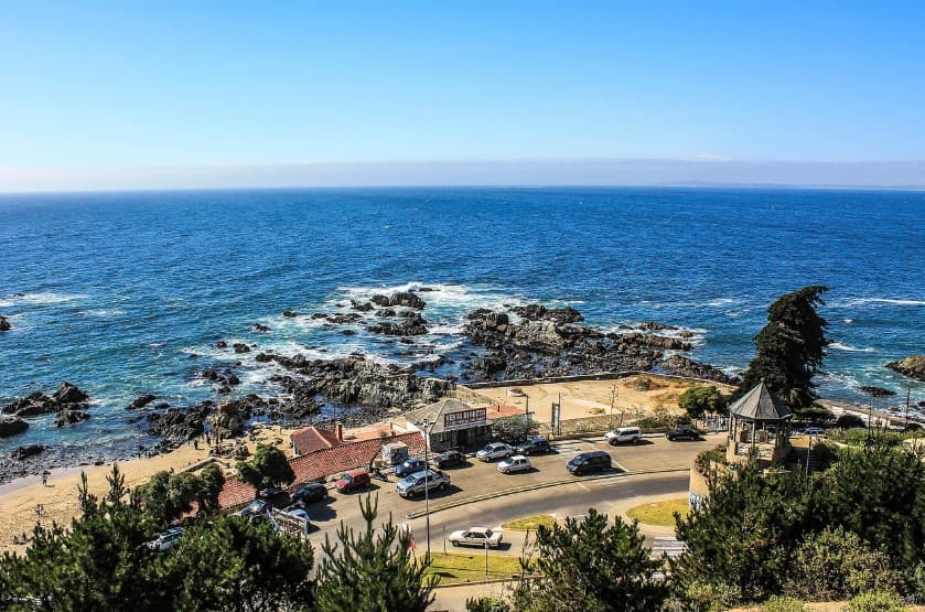 Что такое чартерный рейс в туре: вид на морское побережье с каменистым берегом, дорогой и парковкой у моря