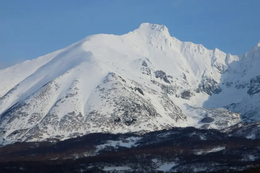 Что взять с собой на экскурсию — зимние горы и заснеженные вершины для поездки в холодное время года