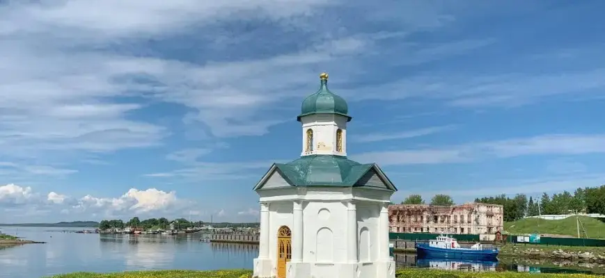 Экскурсии для интровертов: как провести время вдали от суеты — тихая церковь у воды