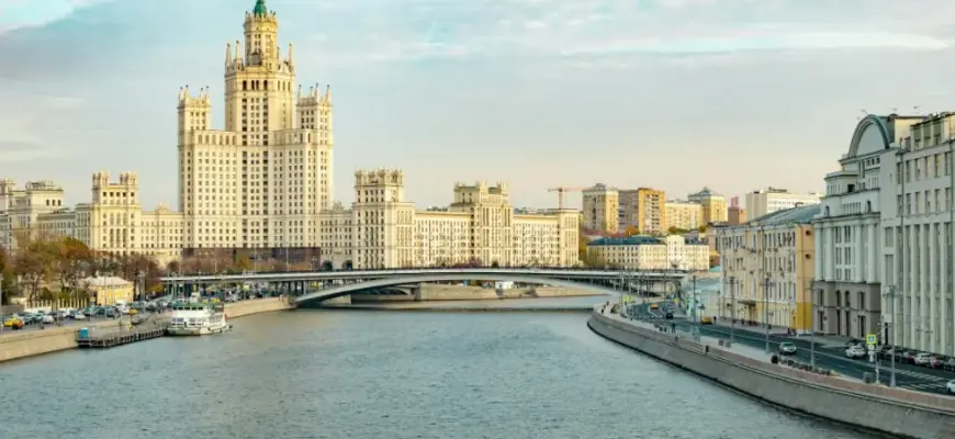 Экскурсии для новичков — городской пейзаж с набережной, рекой и высотным зданием на горизонте