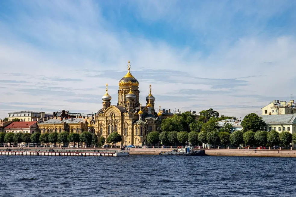 Экскурсии для новичков — вид на набережную и храм с золотыми куполами у воды