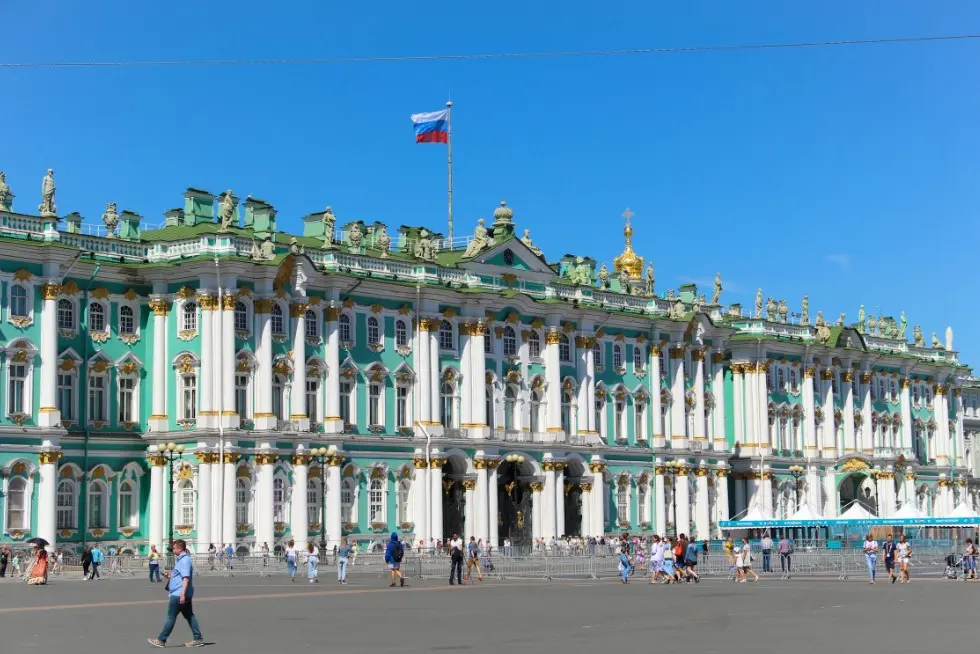 Экскурсии для новичков — Зимний дворец (Эрмитаж) на Дворцовой площади, туристы и флаг на крыше