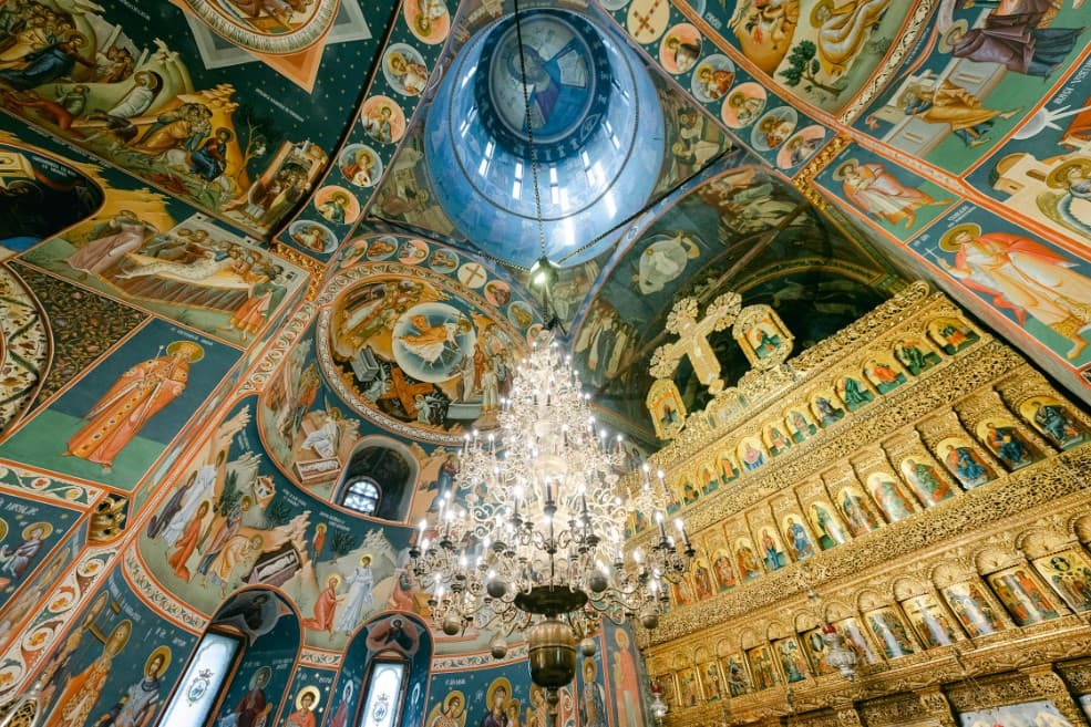 Экскурсии для новичков — интерьер храма с росписями, куполом, люстрой и золотым иконостасом
