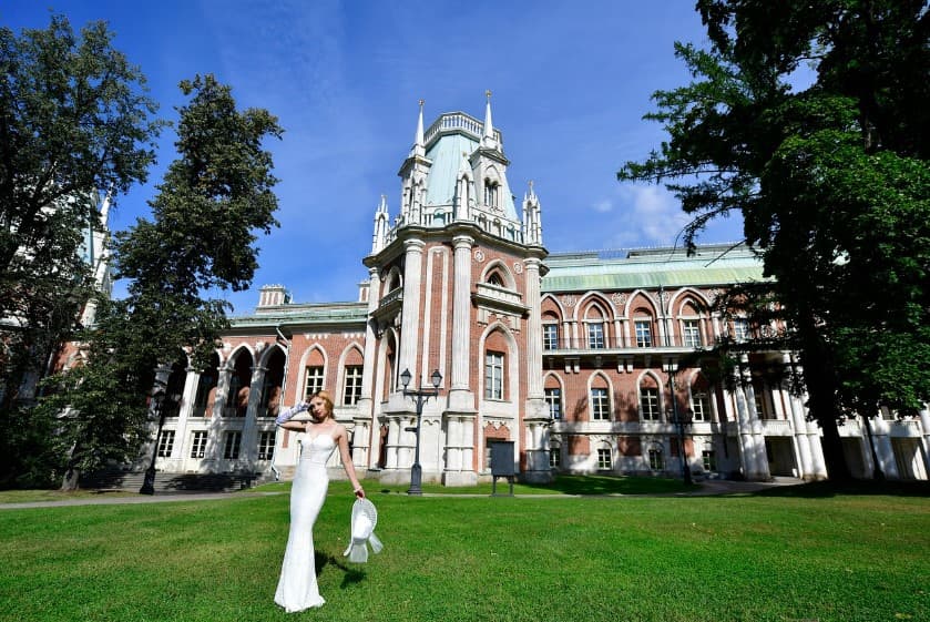 Экскурсии на сегодня и завтра: как выбрать и забронировать в последний момент — дворец и парк в солнечный день