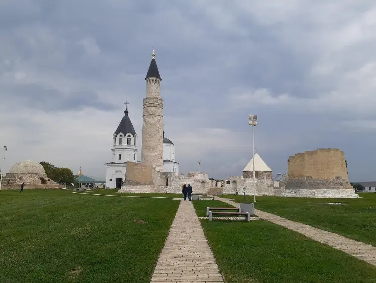 Экскурсия выходного дня: Болгарская мечеть и минарет на территории исторического комплекса в Татарстане