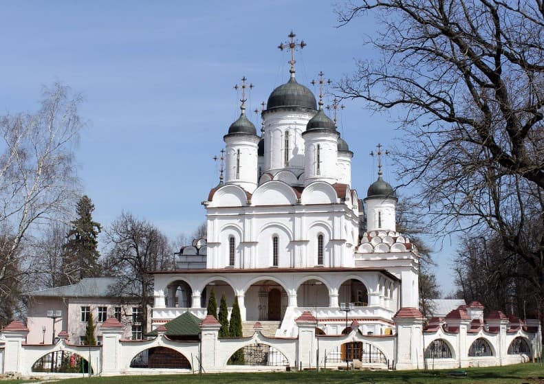 Экскурсия выходного дня: белокаменный православный собор с куполами на фоне весеннего неба