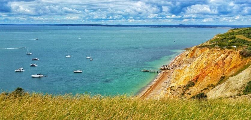 Форс-мажор в туризме: пляж и прибрежные скалы на курорте