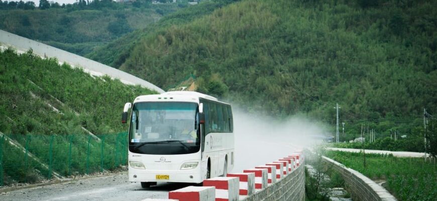 Где купить автобусные экскурсии: туристический автобус на горной дороге