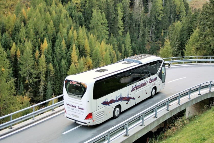 Где купить автобусные экскурсии: туристический автобус на горном серпантине в лесу