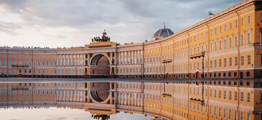 Индивидуальные или групповые экскурсии: что выбрать — городская набережная с отражением в воде