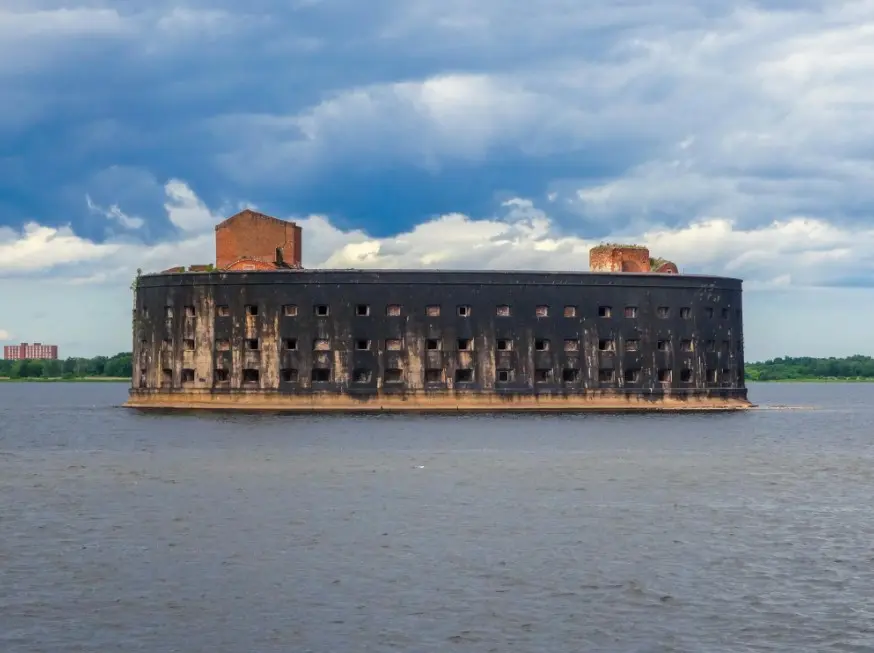 Морская крепость в море и пример того, как грамотно вести бюджет в путешествии и не переплачивать за экскурсии