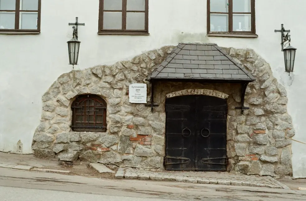 Старинный каменный дом во время прогулки на экскурсии и пример того, как грамотно вести бюджет в путешествии и не переплачивать за экскурсии