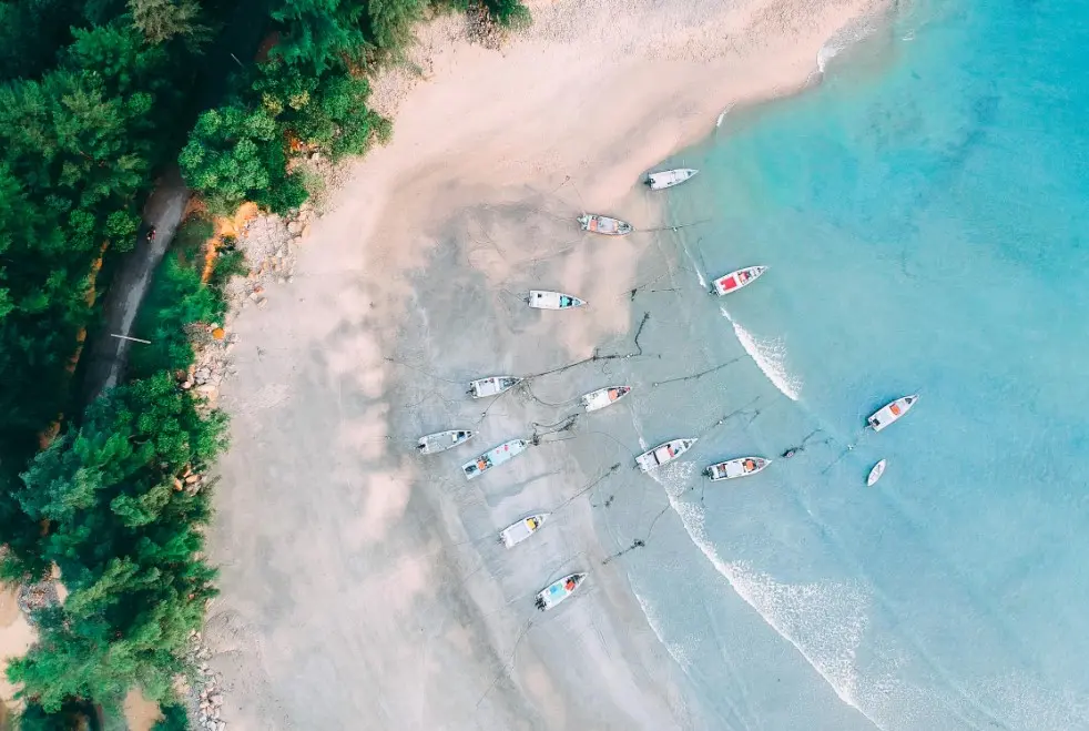 Как искать дешёвые туры по календарю цен — пляж с лодками с высоты