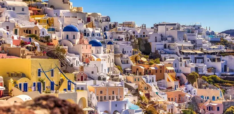 Как изменить данные тура — белые домики и голубые купола Санторини на фоне моря