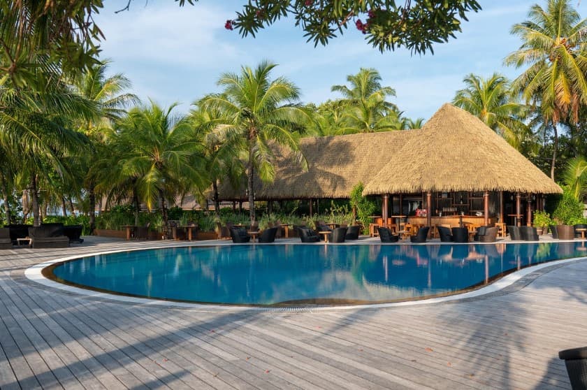 Как лучше оформить визу самостоятельно или через турагентство — тропический отель с бассейном, пальмами и рестораном под соломенной крышей.