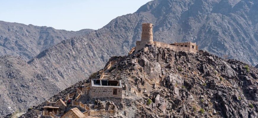 Как меньше устать в путешествии и увидеть больше: сколько экскурсий брать на день — крепость на скалистом холме в горах, солнечная погода.