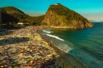 Как не переплатить за тур — живописная бухта с зелёными холмами и каменистым берегом у моря