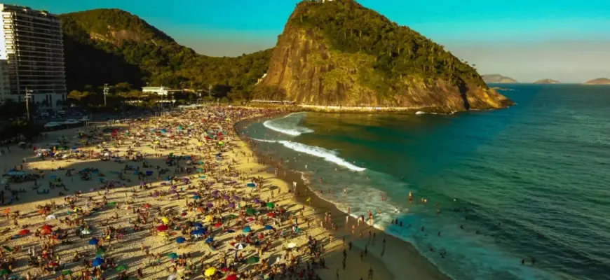 Как не переплатить за тур — живописная бухта с зелёными холмами и каменистым берегом у моря