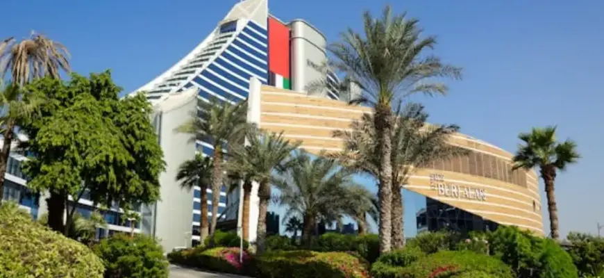 Как оценить расположение отеля по карте: отель у моря, пляж и район рядом с набережной